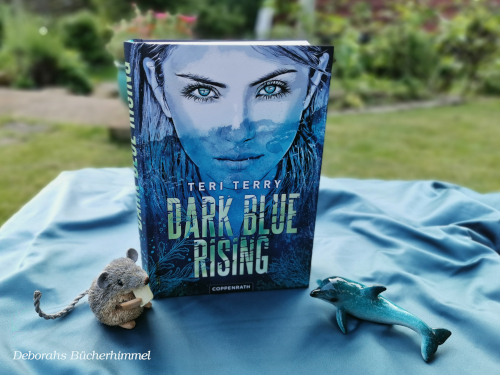Dark Blue Rising von Teri Terry mit Blogmaus und Delfin
