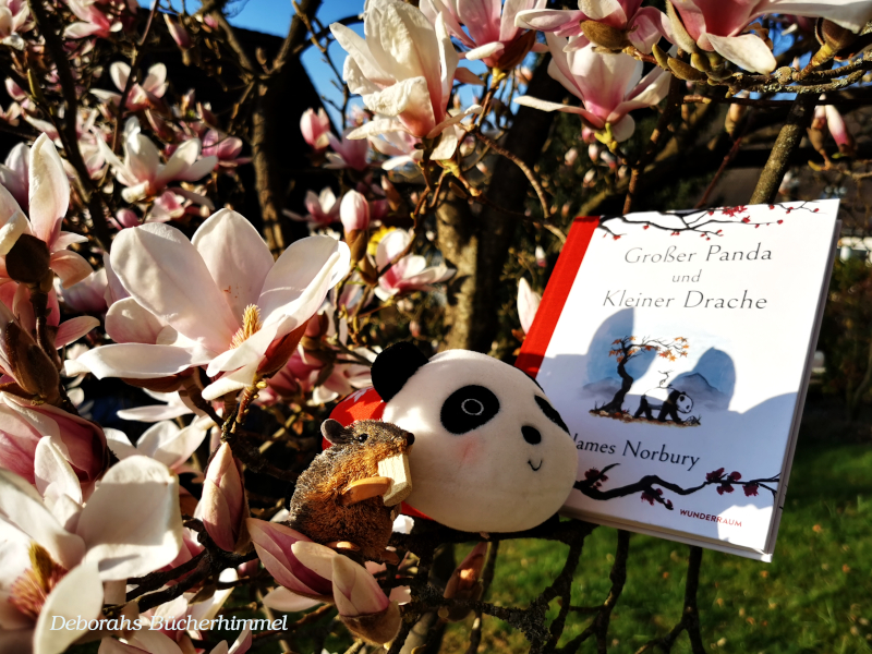 James Norbury Großer Panda und Kleiner Drache mit Blogmaus im blühenden Magnolienbaum