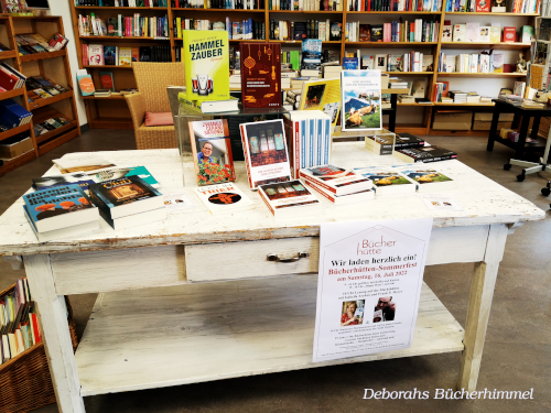 Büchertisch in der Bücherhütte Wadern mit Büchern von Frank P. Meyer und Isabella Archan