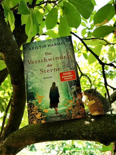 Kristin Harmels neues Buch in einem Magnolienbaum mit der Blogmaus.