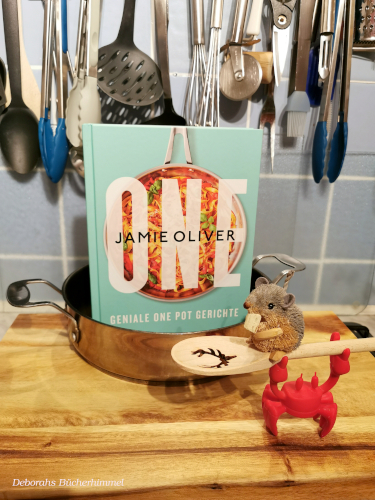 Das Kochbuch One von Jamie Oliver mit Deko und Blogmaus.