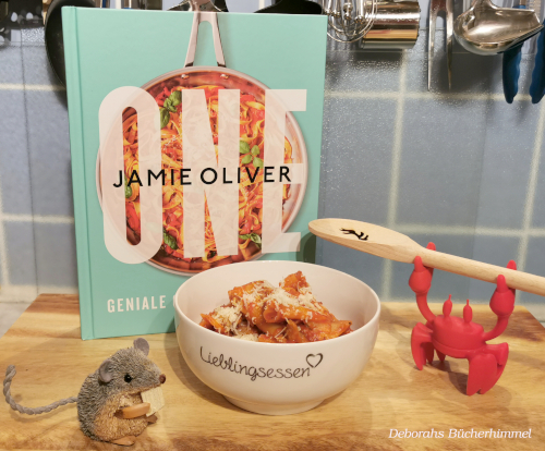 One von Jamie Oliver mit Gericht aus dem Buch und Deko.