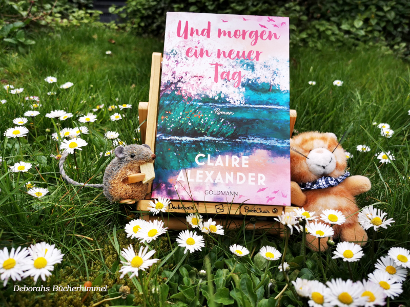 "Und morgen ein neuer Tag" von Claire Alexander mit der Blogmaus und einer Plüschkatze im Garten.