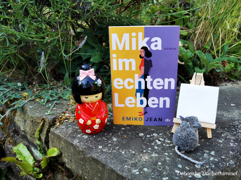 "Mika im echten Leben" von Emiko Jean mit Deko.