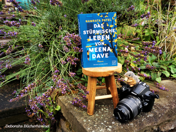 "Das stürmische Leben von Meena Dave" von Namrata Patel mit der Blogmaus und Digitalkamera.