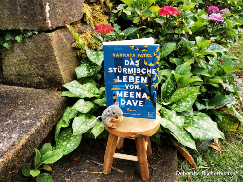 Der Debütroman von Namrata Patel im Garten.