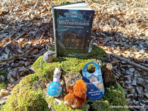 "Der Mitternachtsladen - Verbundene Welten" von Tanja Karmann mit Deko im Wald.