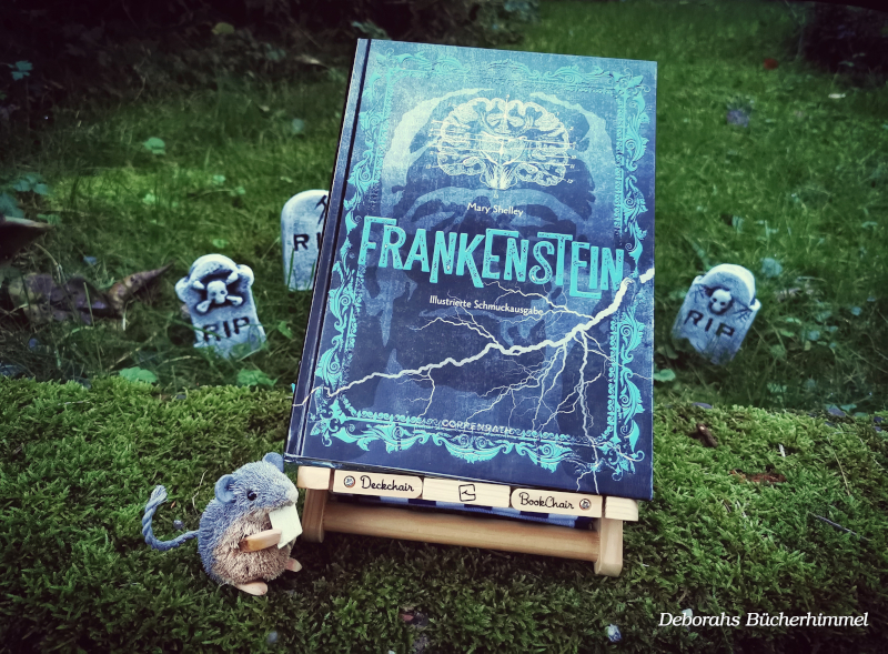 "Frankenstein" von Mary Shelley in düsterer Umgebung mit der Blogmaus.