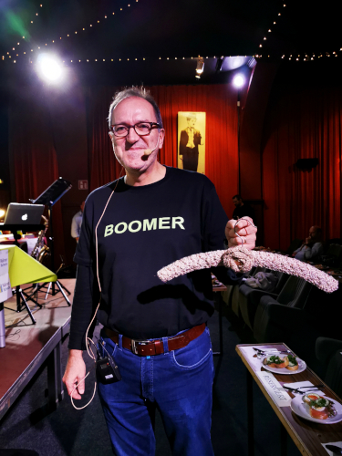 Frank P. Meyer im Lichstpielhaus Wadern bei der Vorstellung seines neuen Buches "Okay, Boomer".
