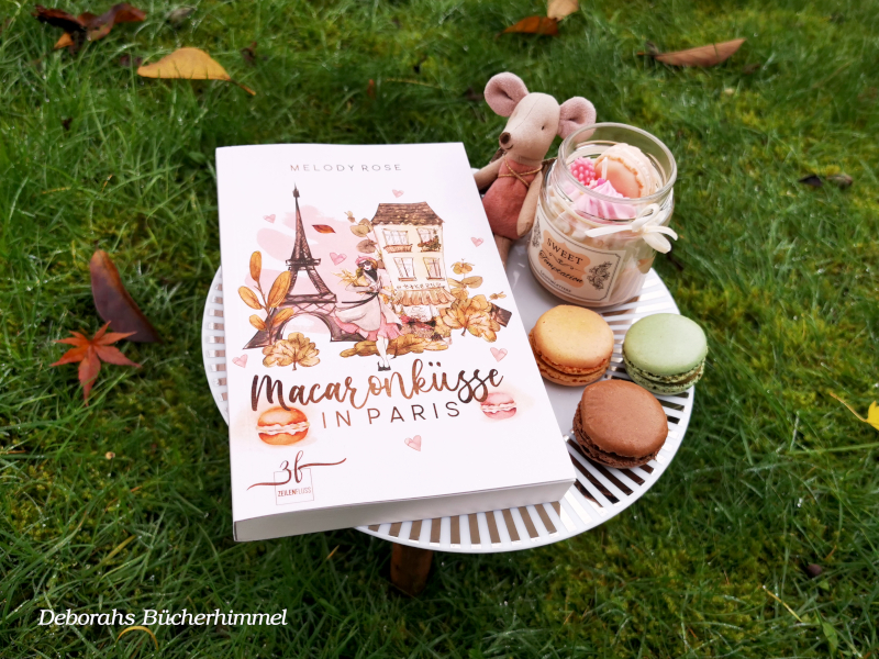 Melody Rose "Macaronküsse in Paris" mit passender süßer Deko und Blogmaus.
