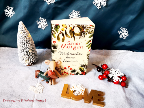 "Weihnachten kann kommen" von Sarah Morgan mit passender Deko.
