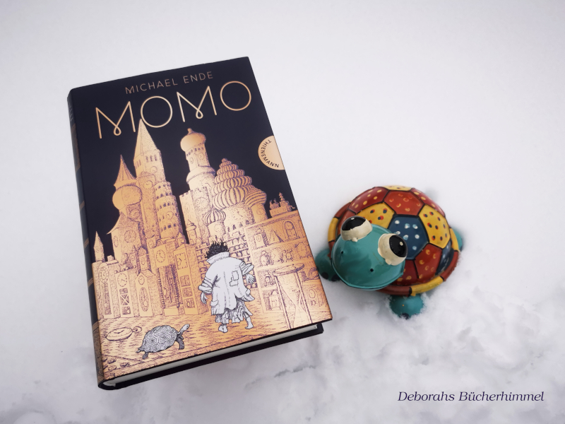 Momo von Michael Ende mit einer Deko-Schildkröte.