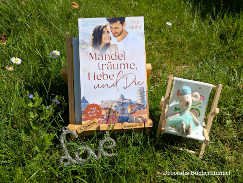 "Mandelträume, Liebe und Du" von Suki Bluhm im Garten mit Blogmaus.