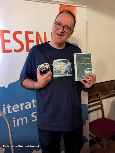 Frank P. Meyer am 04.04.2025 bei der Lesung zu "Zweieinhalb Kilometer" in St. Ingbert im Rahmen von Erlesen Saarland.