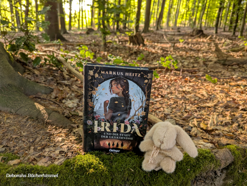 "Irida und die Stadt der Geheimnisse" von Markus Heitz im Wald.