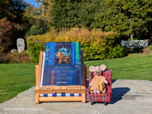 "Das Jahr voller Bücher und Wunder" im Park von Schloss Lütetsburg mit der Blogmaus im Sessel.