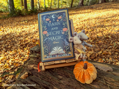 "A Dark And Secret Magic" von Wallis Kinney im herbstlichen Wald.