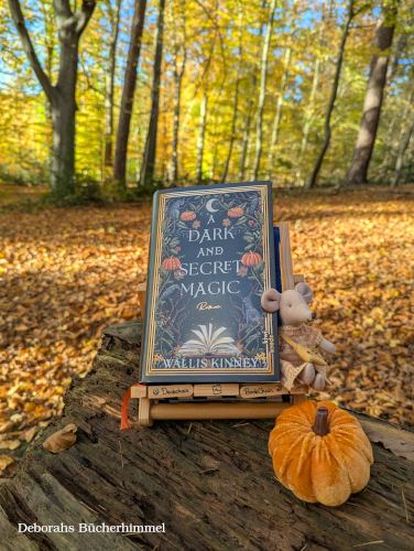 Der Roman aus dem kiwi space Verlag mit einer der Blogmäuse und einem Kürbis.