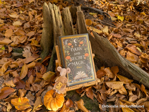 "A Dark And Secret Magic" von Wallis Kinney vor einem toten Baum im Lohmarer Wald.