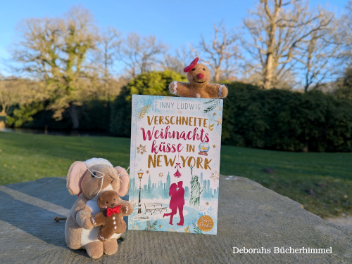 "Verschneite Weihnachtsküsse in New York" von Finny Ludwig mit Deko im Schlosspark Lütetsburg.