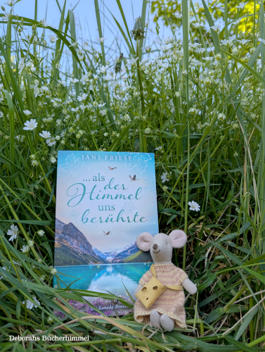 "...als der Himmel uns berührte" von Jani Friese mit Blogmaus auf einer blühenden Wiese.