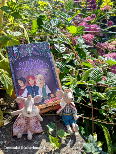 "Die drei !!! - Die Ritterin von Rabenfels" von Kirsten Vogel mit den Blogmäusen im Garten.
