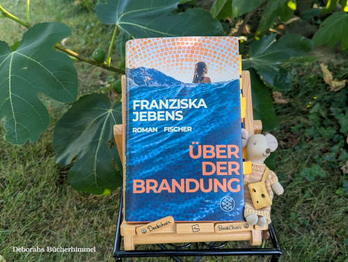 Das Buch von Franziska Jebens vor dem Feigenbaum.