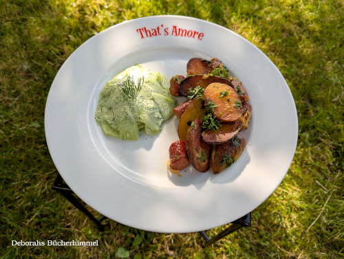 Kartoffelgröstl / Debrecziner / Rahmgurken nach einem Rezept aus "Ich lieb's" von Alexander Herrmann.
