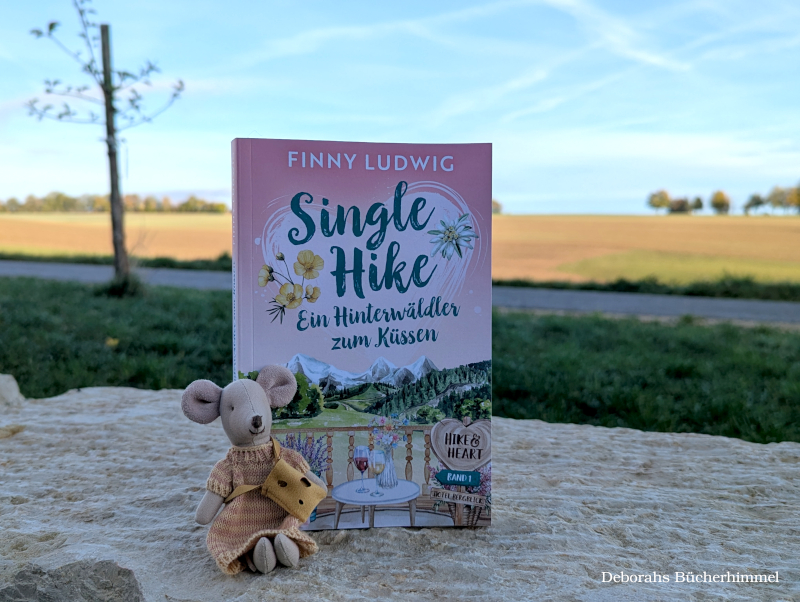 "Single Hike - Ein Hinterwäldler zum Verlieben" von Finny Ludwig mit Blogmaus auf Terrasse.